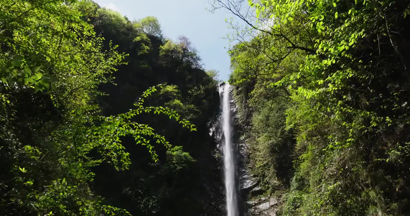 春天阳光下航拍四川彭州小鱼洞蟠龙谷瀑布美丽风景视频素材