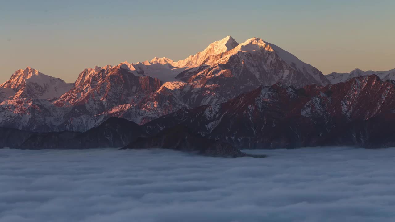 贡嘎山日出时分 日照金山视频素材