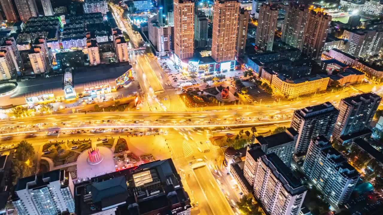 中国哈尔滨乐松广场城市夜景车流延时航拍视频素材