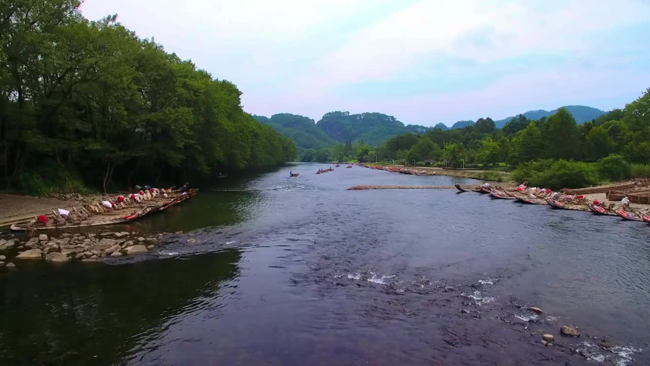 航拍武夷山九曲溪竹筏漂流-绿水青山中行进的竹排视频素材