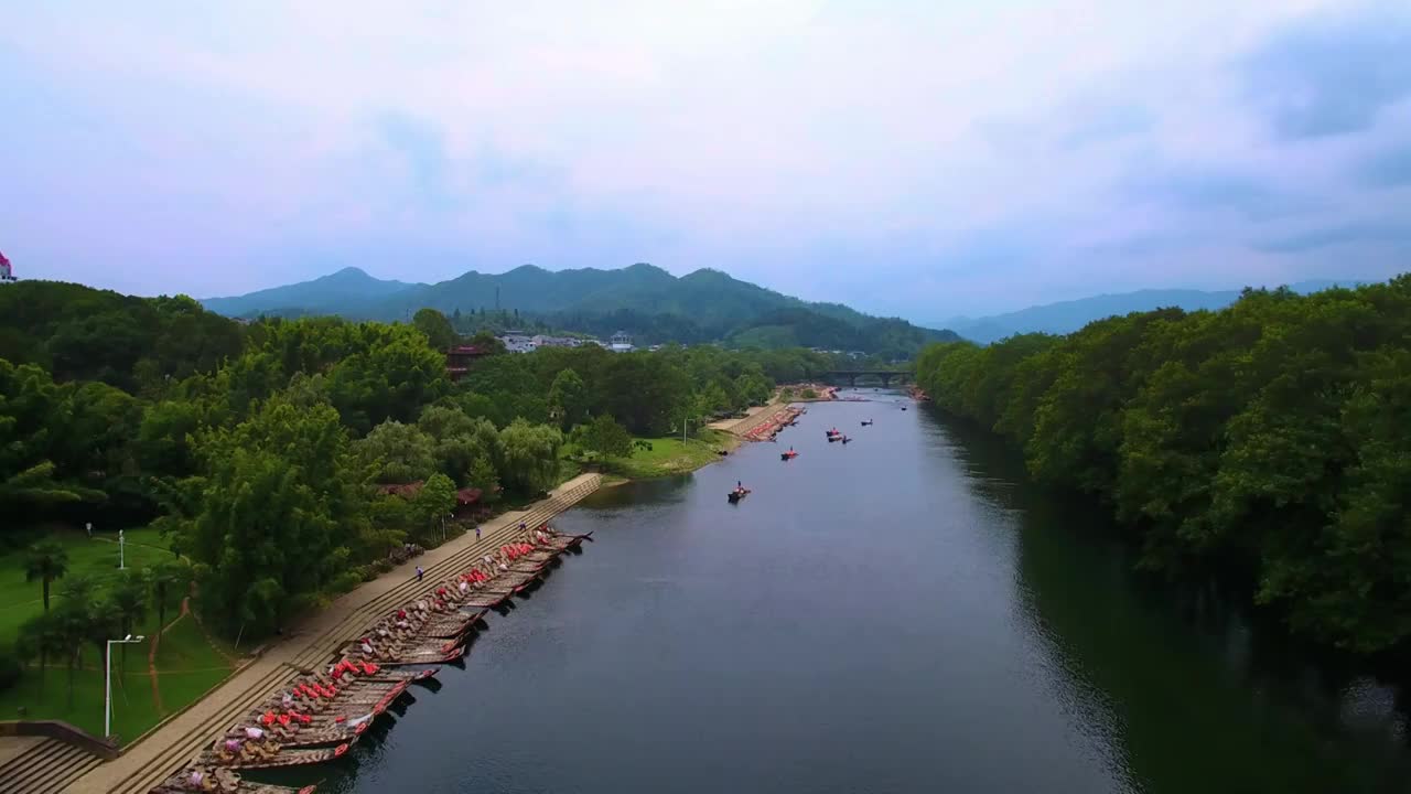 航拍武夷山九曲溪竹筏漂流-绿水青山中行进的竹排视频素材