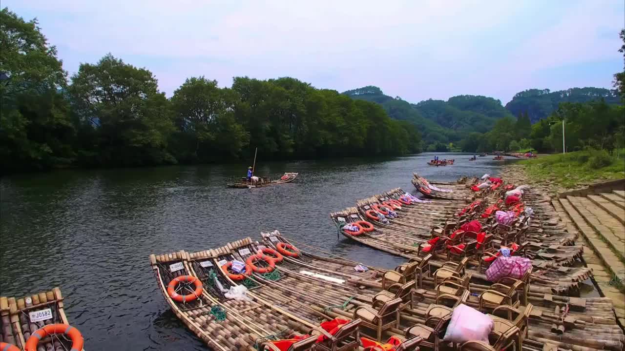 航拍武夷山九曲溪竹筏漂流-绿水青山中行进的竹排视频素材