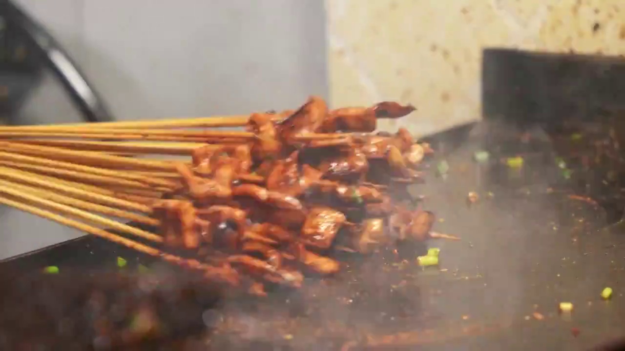 城市街头美食海鲜烧烤鱿鱼视频素材