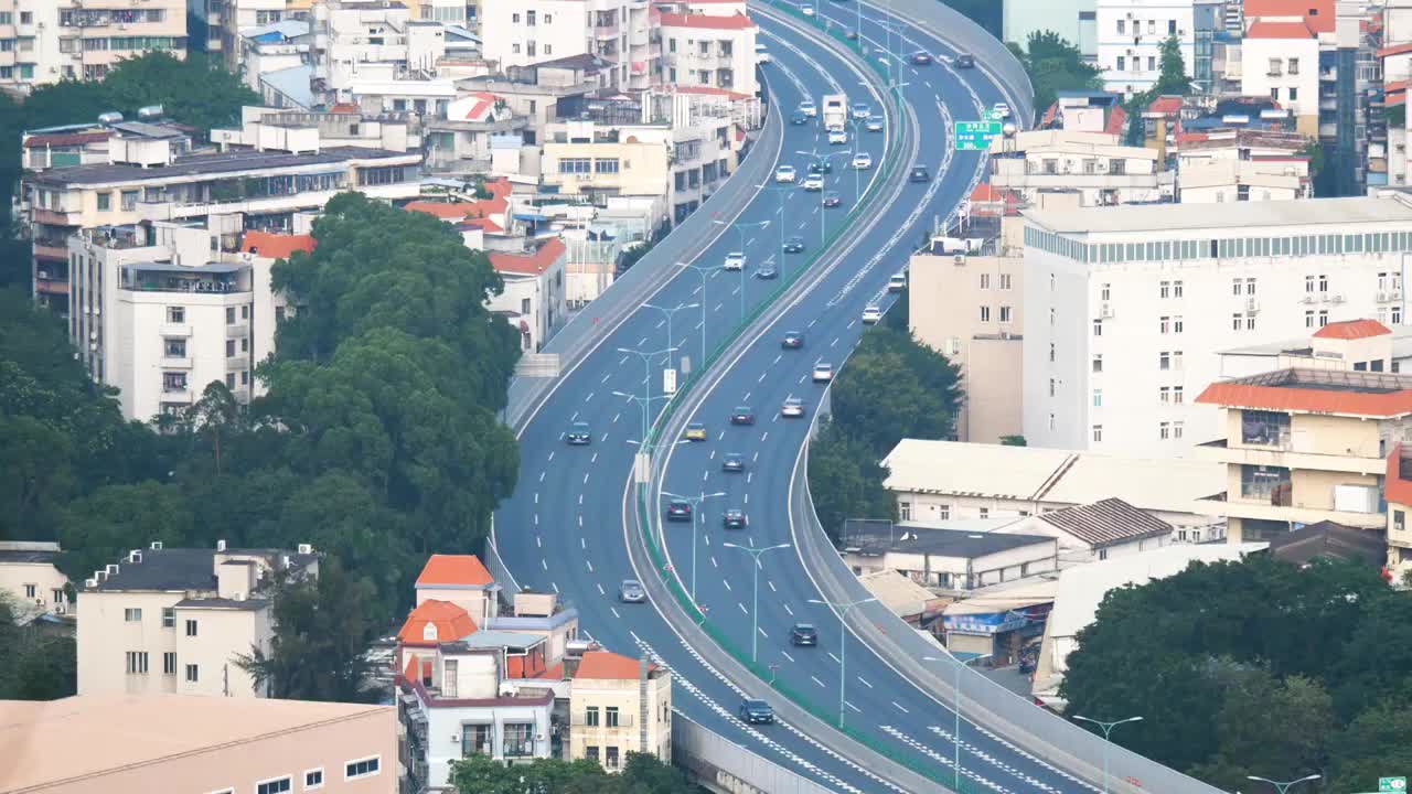 形状优美的城市主干道高架路都市圈高架立交桥沿线柏油沥青行车道公路通车市区通勤路况社会车辆行车双向顺畅视频素材