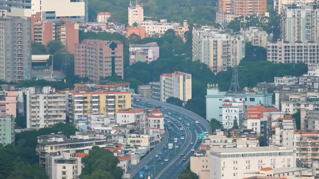 崭新城市高速路历清柏油路段高标准快速路车流量大都市主干道枢纽路段高架桥一辆辆疾行在高速公路上的汽车视频素材