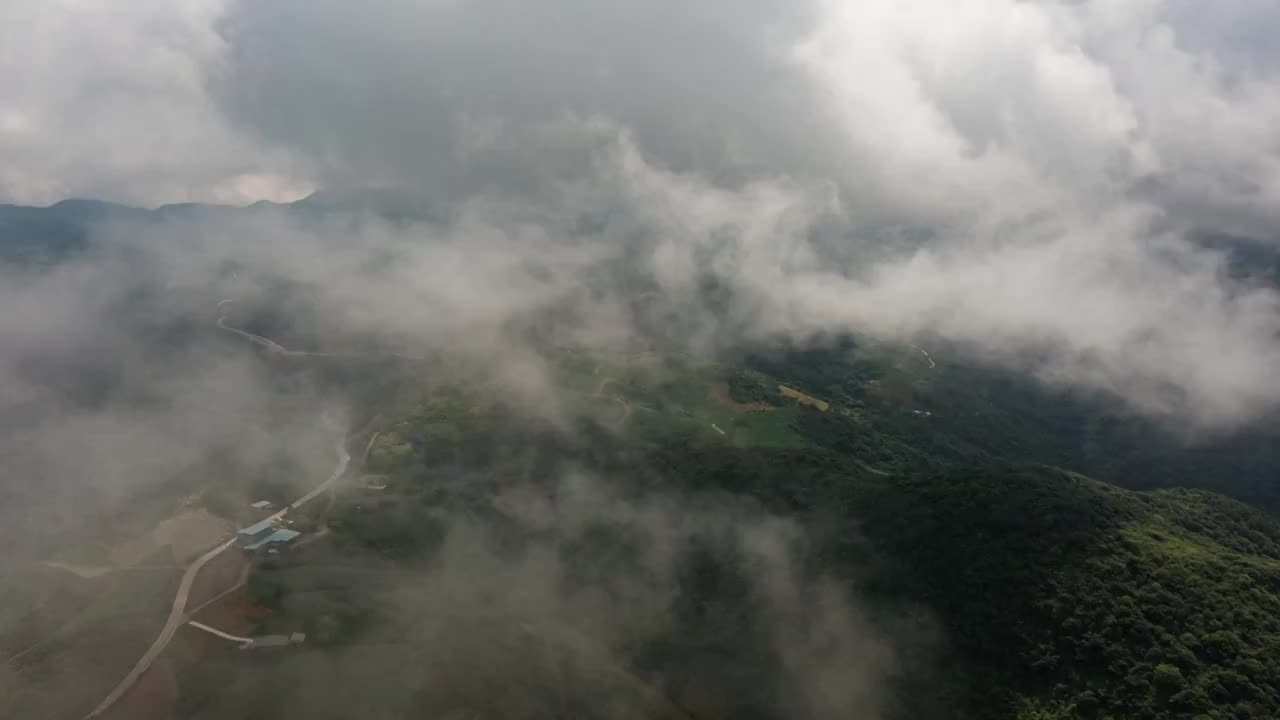 航拍高山乌云延时视频素材