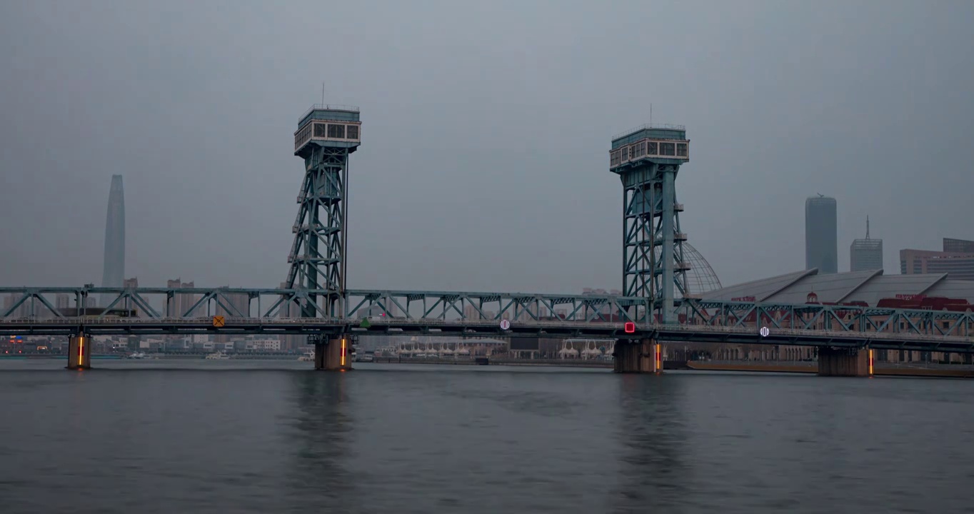 天津滨海新区海河海门大桥日转夜城市建筑风光延时视频素材