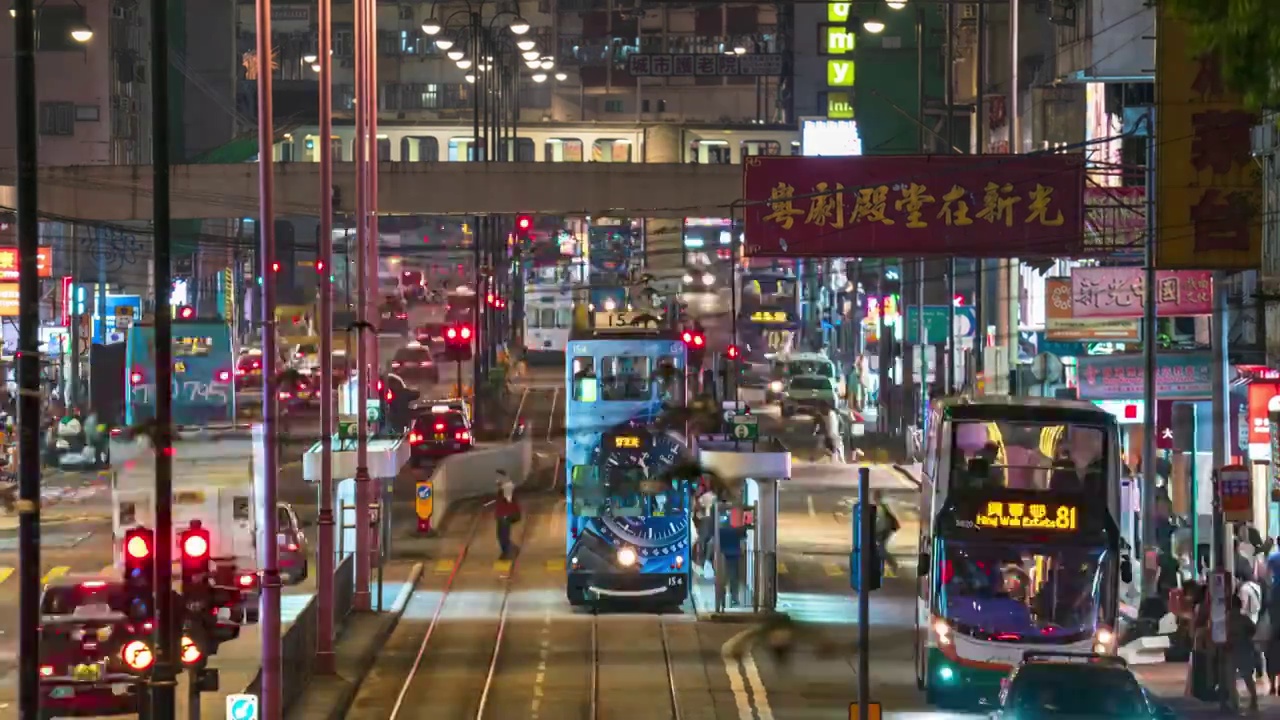 香港北角双层巴士和叮叮车交通夜景延迟视频素材