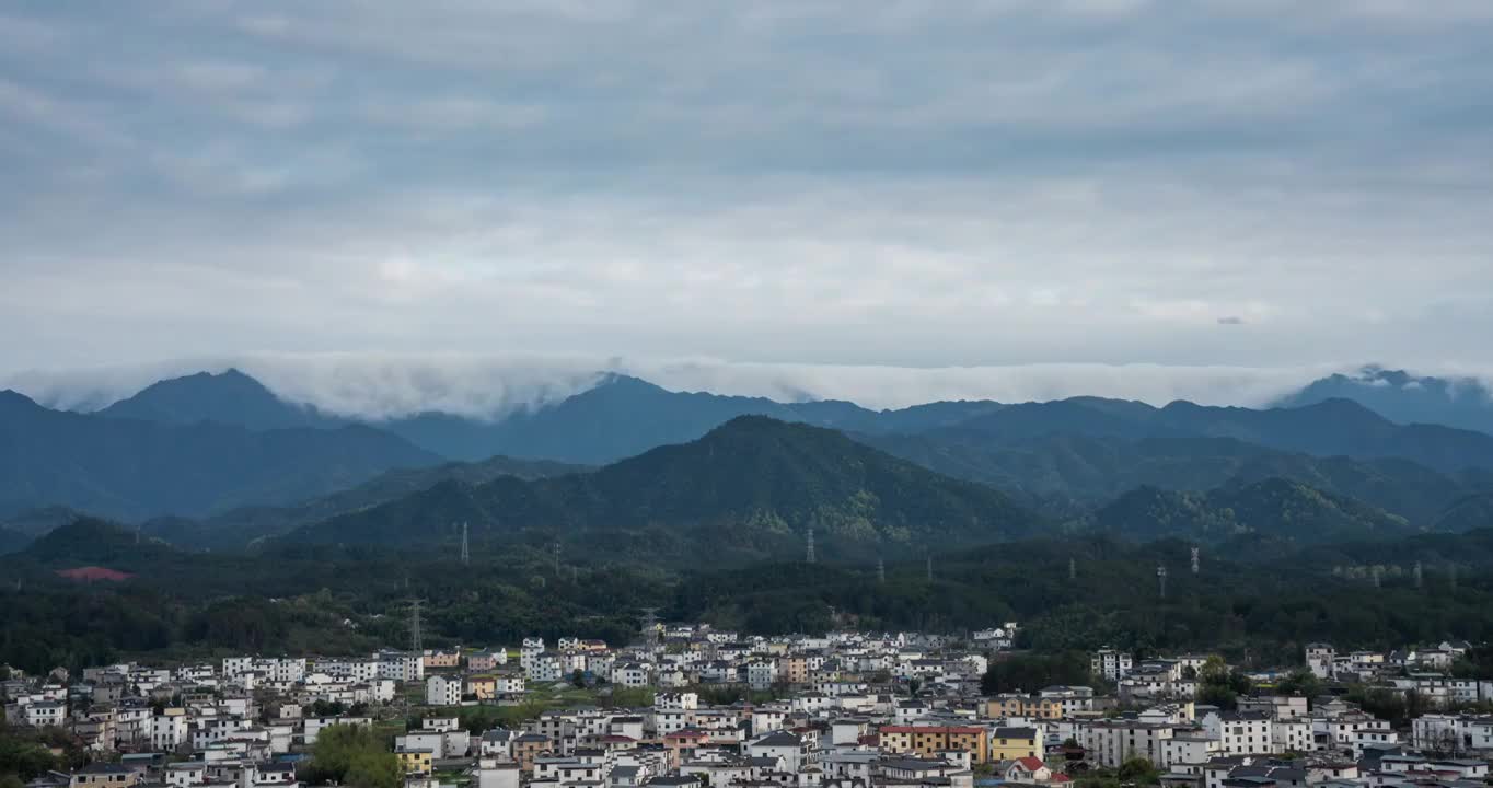 远山上的瀑布云视频素材