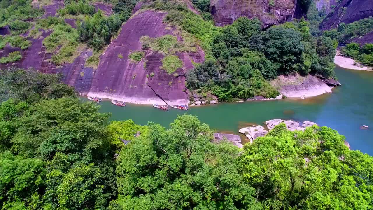 航拍武夷山天游峰、绿水青山中的九曲溪竹筏漂流及丹霞地貌光影变化视频素材