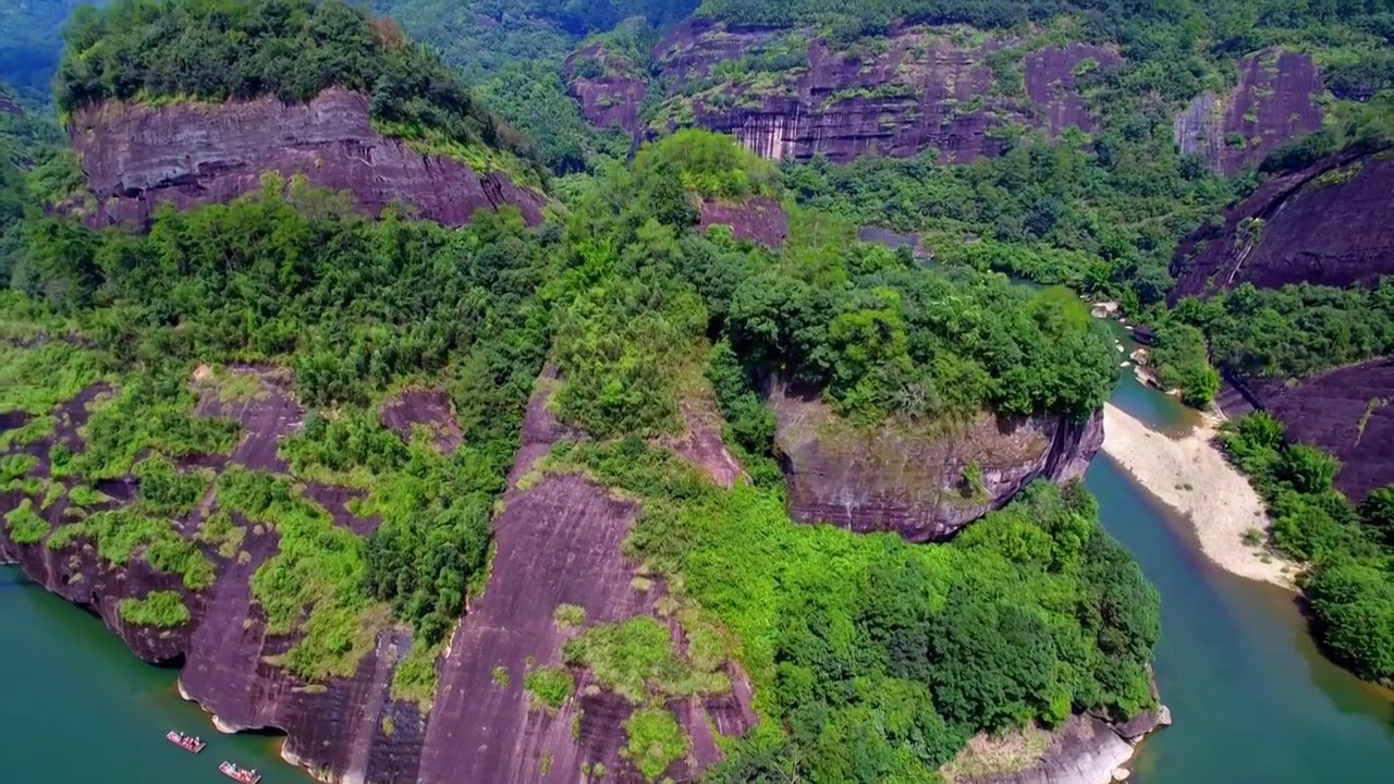 航拍武夷山天游峰、绿水青山中的九曲溪竹筏漂流及丹霞地貌光影变化视频素材