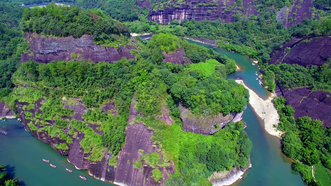 航拍武夷山天游峰、绿水青山中的九曲溪竹筏漂流及丹霞地貌光影变化视频素材