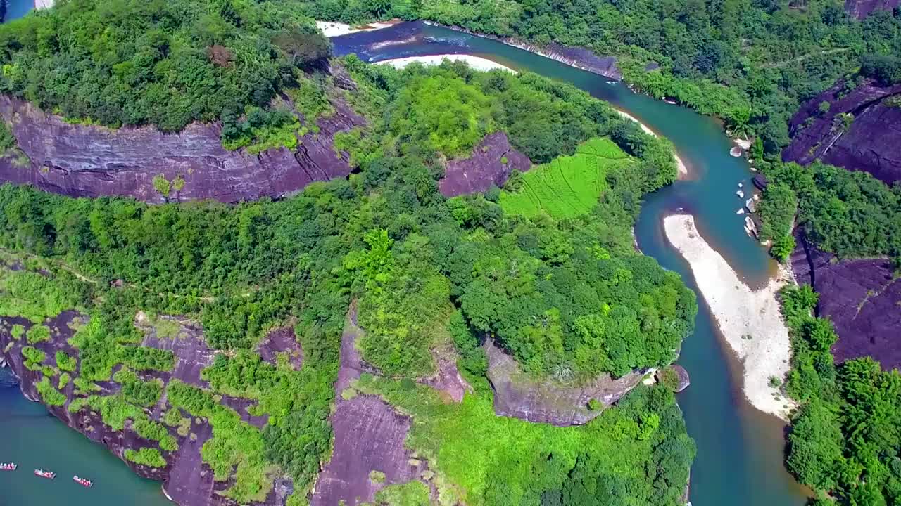 航拍武夷山天游峰、绿水青山中的九曲溪竹筏漂流及丹霞地貌光影变化视频素材