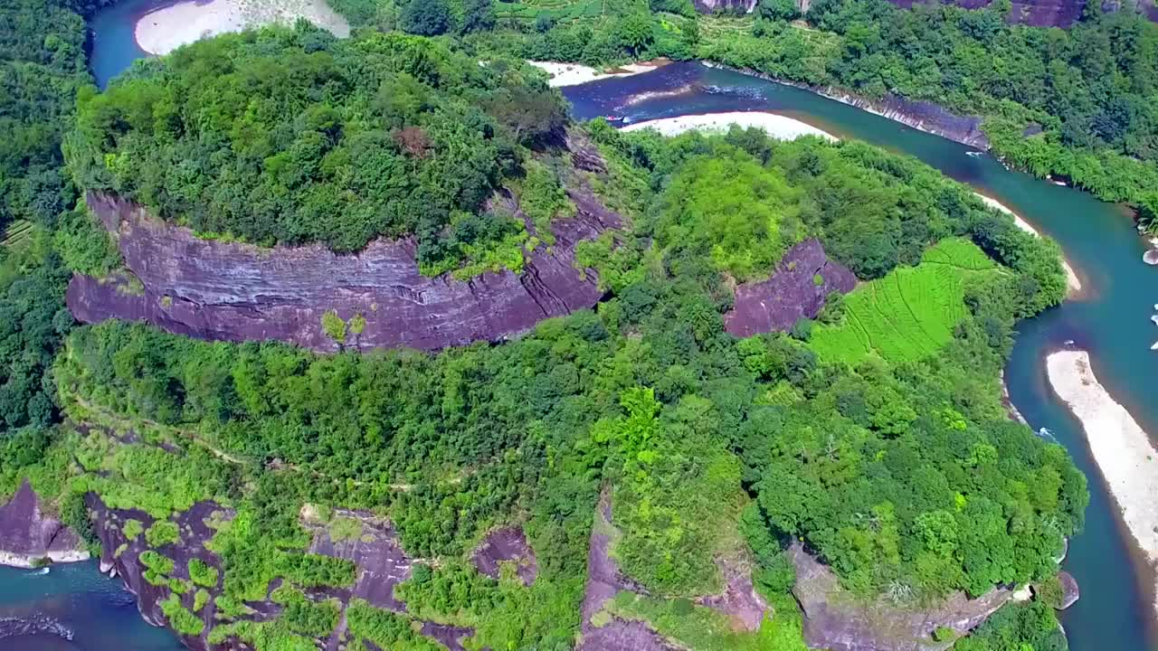 航拍武夷山天游峰、绿水青山中的九曲溪竹筏漂流及丹霞地貌光影变化视频素材