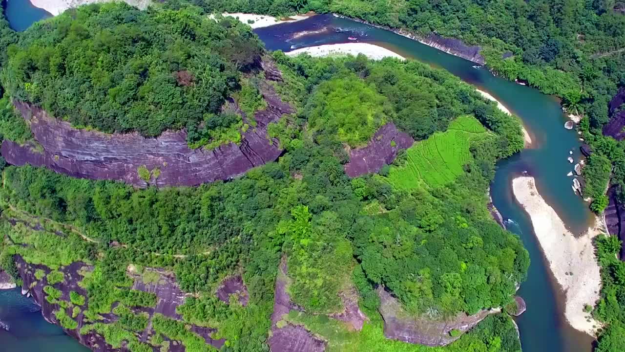 航拍武夷山天游峰、绿水青山中的九曲溪竹筏漂流及丹霞地貌光影变化视频素材