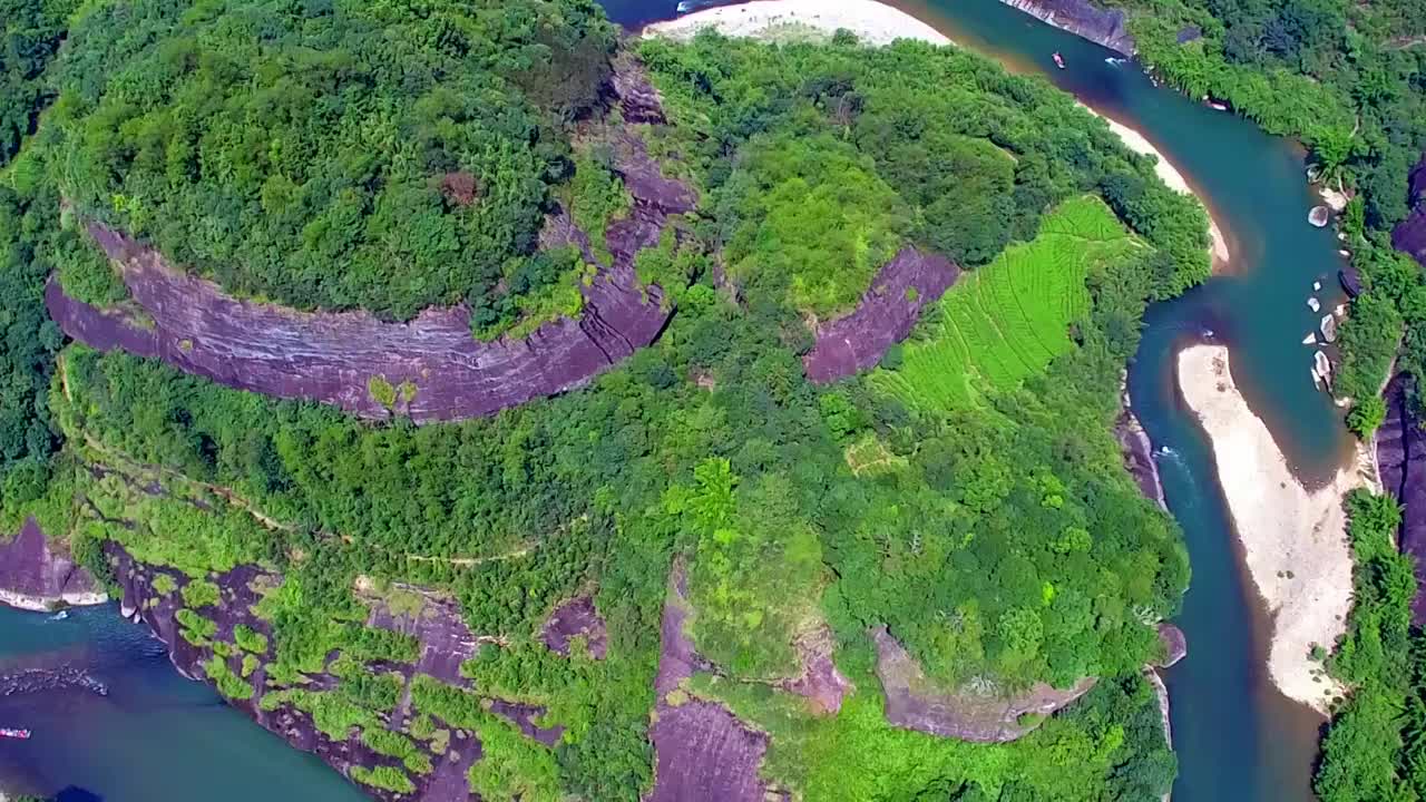 航拍武夷山天游峰、绿水青山中的九曲溪竹筏漂流及丹霞地貌光影变化视频素材