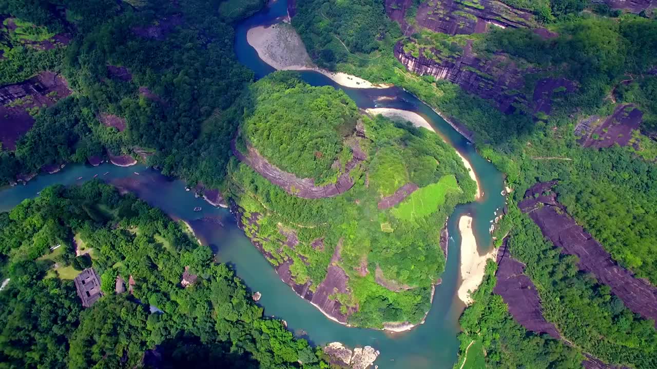 航拍武夷山天游峰、绿水青山中的九曲溪竹筏漂流及丹霞地貌光影变化视频素材