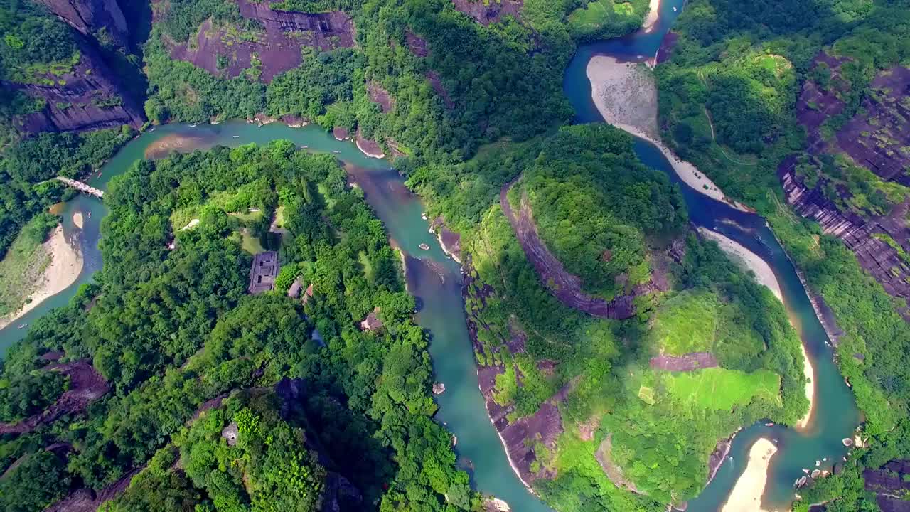 航拍武夷山天游峰、绿水青山中的九曲溪竹筏漂流及丹霞地貌光影变化视频素材