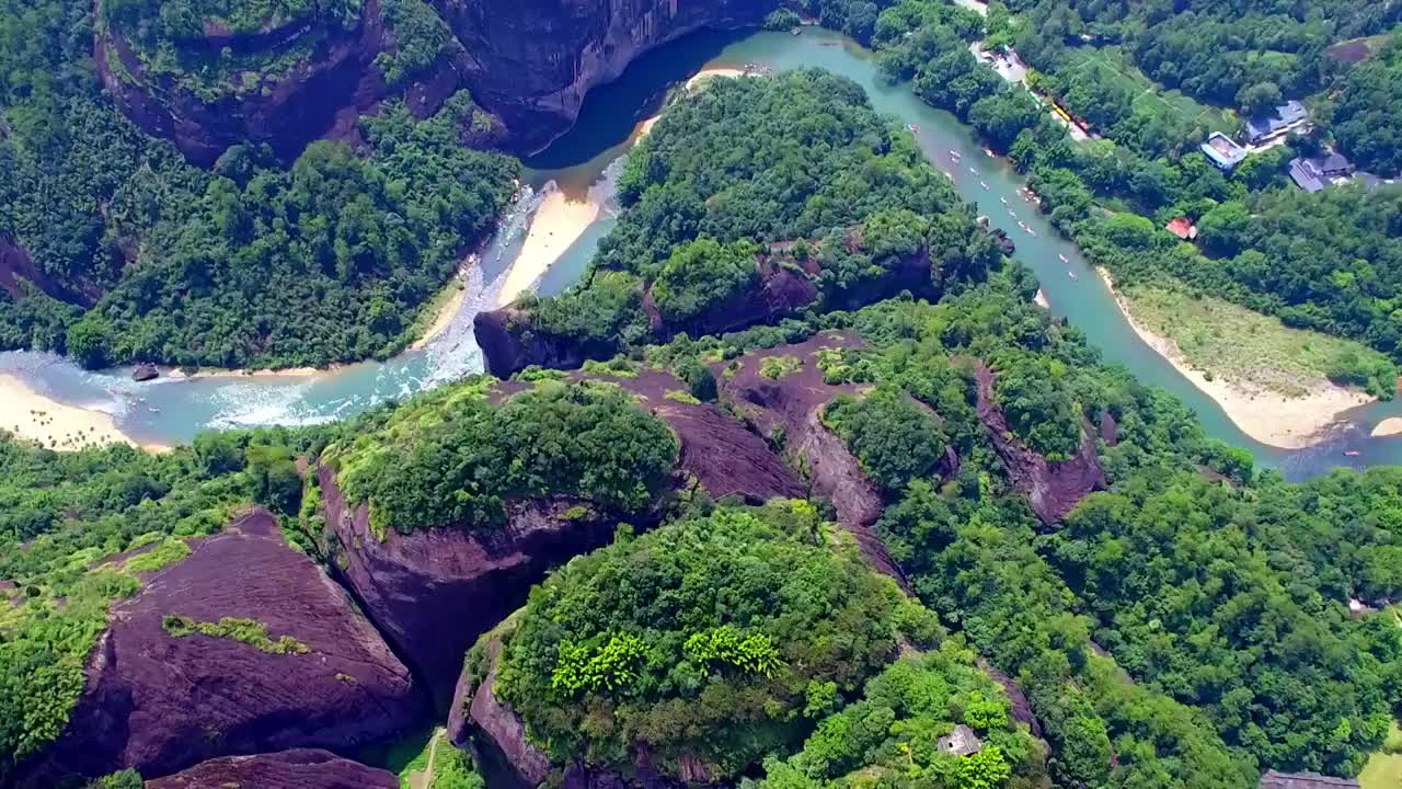 航拍武夷山天游峰、绿水青山中的九曲溪竹筏漂流及丹霞地貌光影变化视频素材