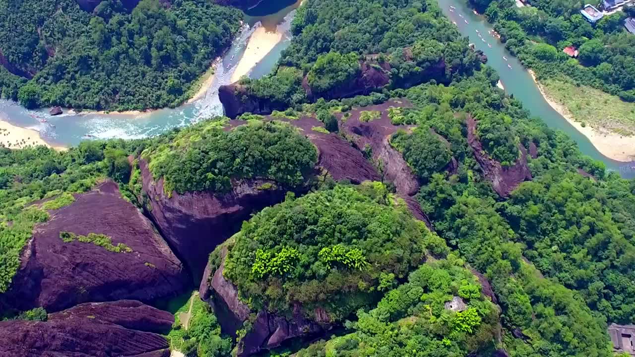 航拍武夷山天游峰、绿水青山中的九曲溪竹筏漂流及丹霞地貌光影变化视频素材