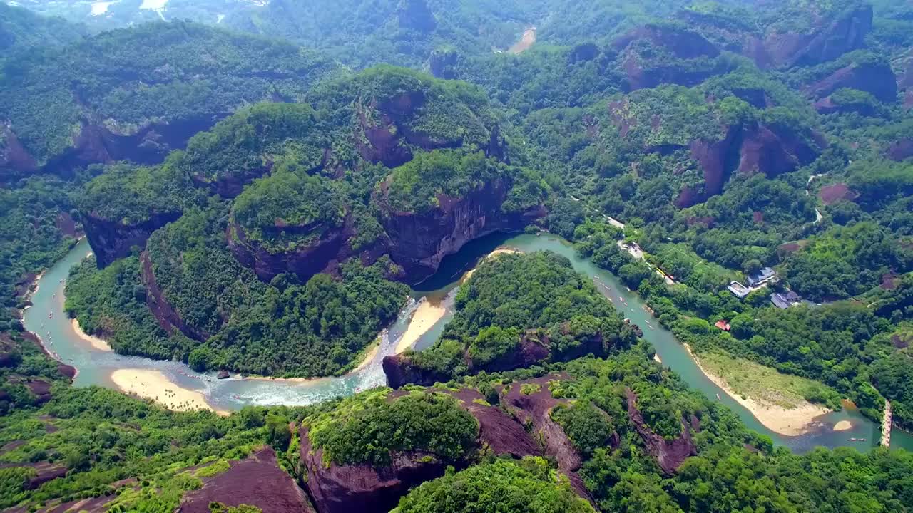 航拍武夷山天游峰、绿水青山中的九曲溪竹筏漂流及丹霞地貌光影变化视频素材