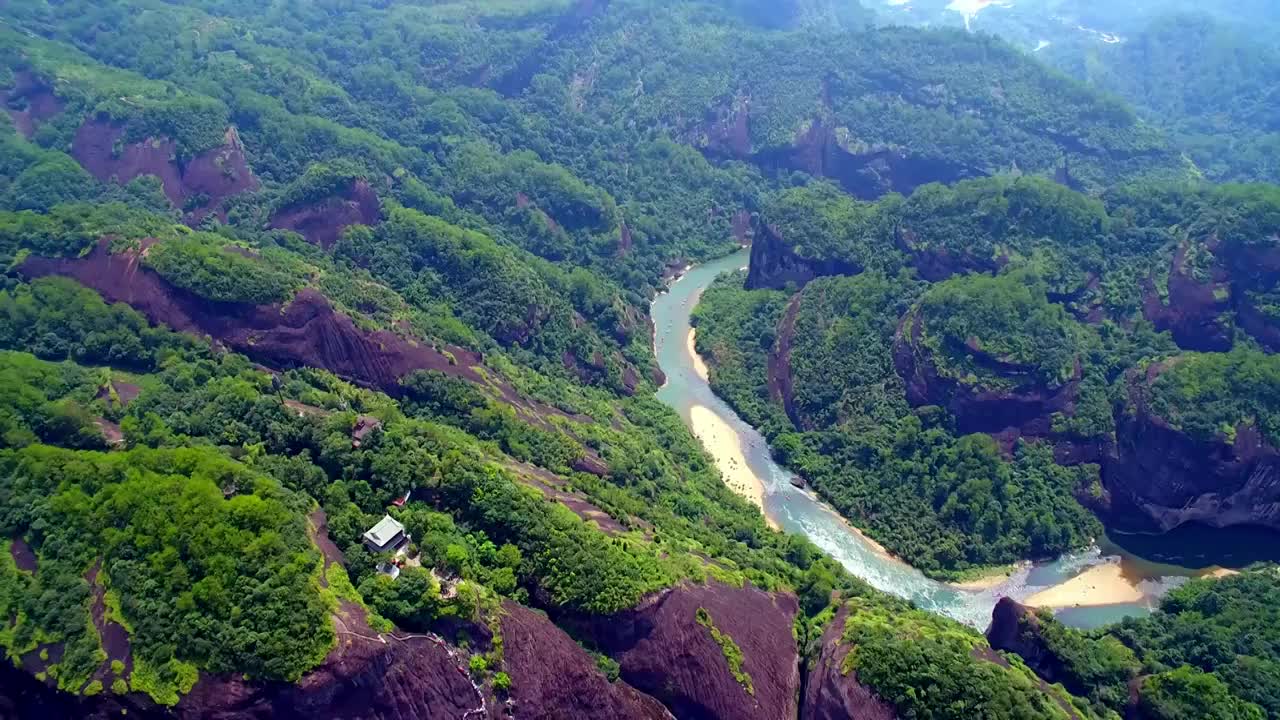 航拍武夷山天游峰、绿水青山中的九曲溪竹筏漂流及丹霞地貌光影变化视频素材