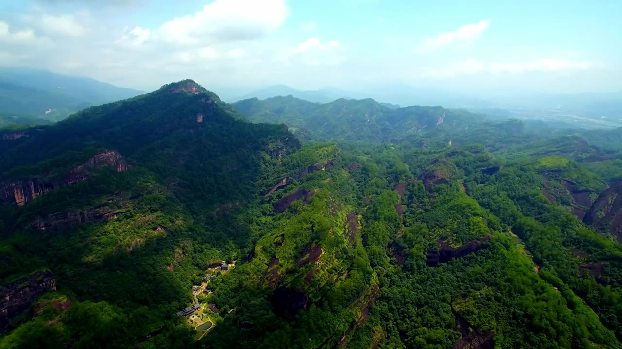 航拍武夷山天游峰、绿水青山中的九曲溪竹筏漂流及丹霞地貌光影变化视频素材