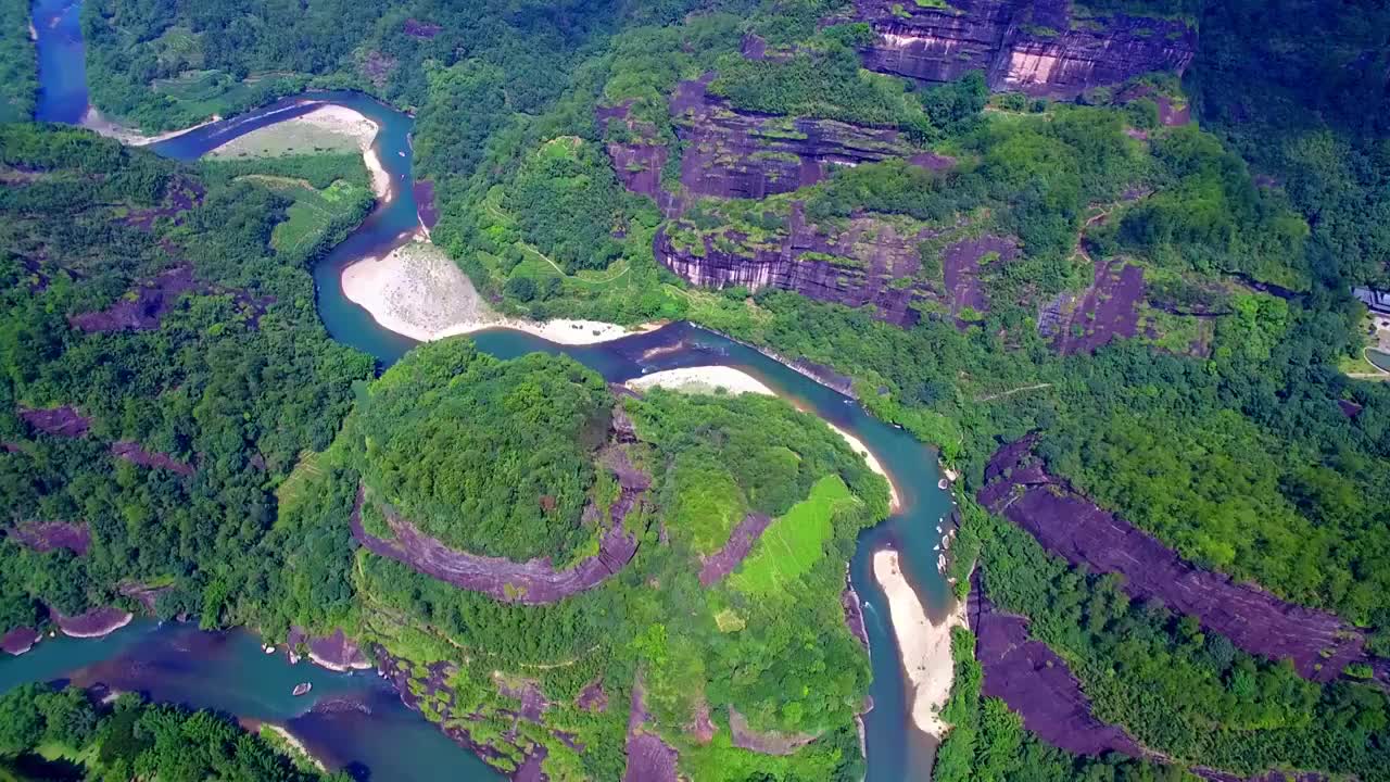 航拍武夷山天游峰、绿水青山中的九曲溪竹筏漂流及丹霞地貌光影变化视频素材