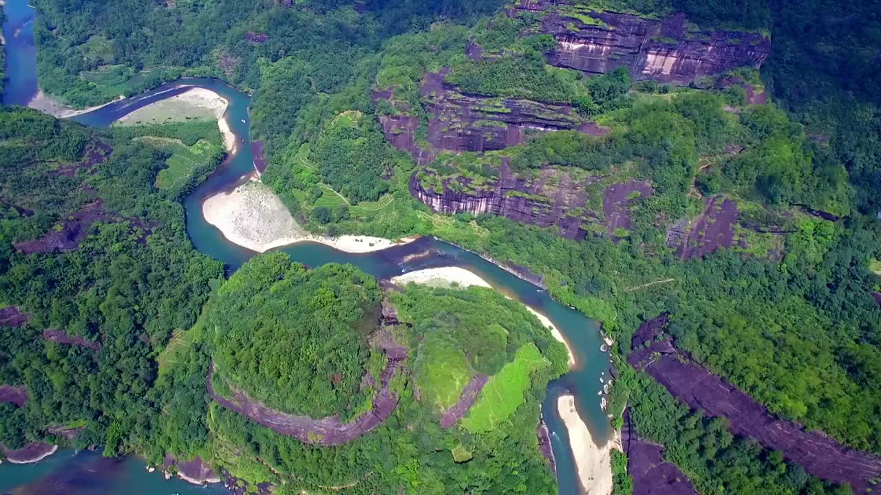 航拍武夷山天游峰、绿水青山中的九曲溪竹筏漂流及丹霞地貌光影变化视频素材