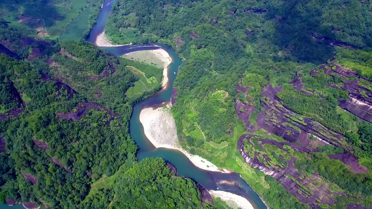 航拍武夷山天游峰、绿水青山中的九曲溪竹筏漂流及丹霞地貌光影变化视频素材