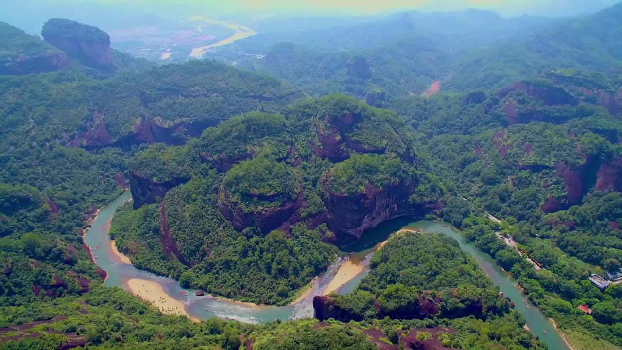 航拍武夷山天游峰、绿水青山中的九曲溪竹筏漂流及丹霞地貌光影变化视频素材