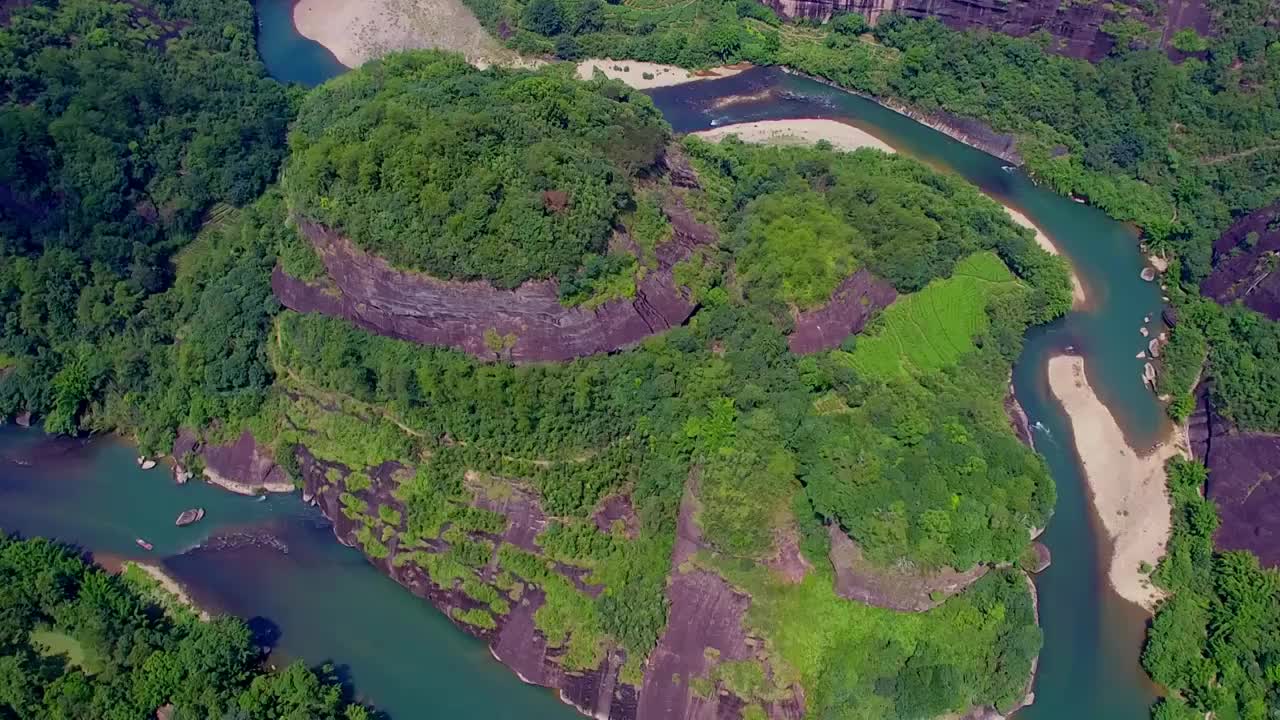 航拍武夷山天游峰、绿水青山中的九曲溪竹筏漂流及丹霞地貌光影变化视频素材