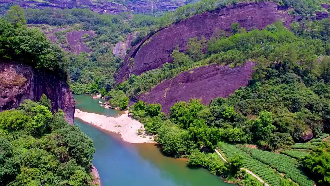 航拍武夷山天游峰、绿水青山中的九曲溪竹筏漂流及丹霞地貌光影变化视频素材