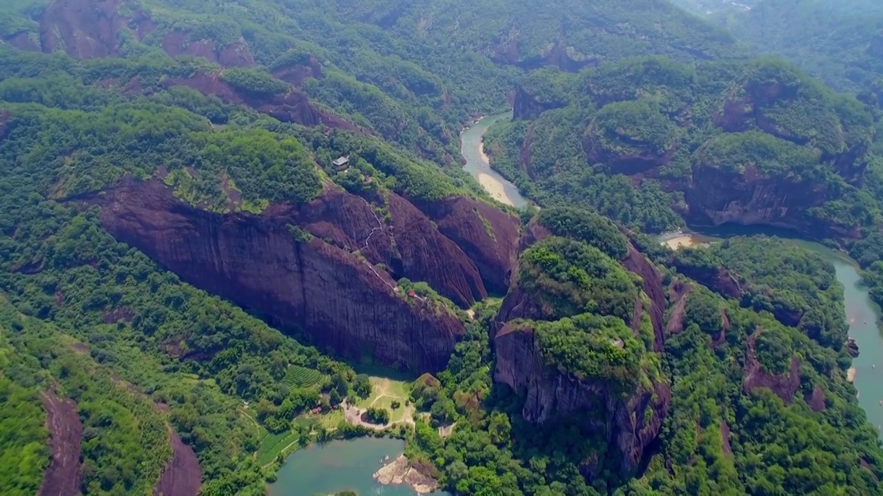 航拍武夷山天游峰晒布岩、水月亭及通往天游阁的登山道、九曲溪边的茶园视频素材