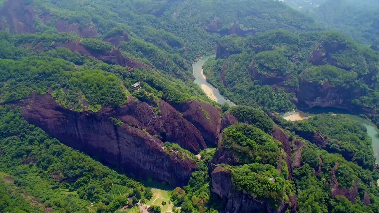 航拍武夷山天游峰晒布岩、水月亭及通往天游阁的登山道、九曲溪边的茶园视频素材