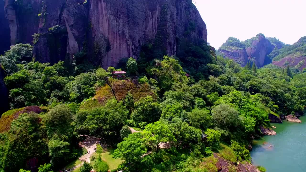 航拍武夷山天游峰晒布岩、水月亭及通往天游阁的登山道、九曲溪边的茶园视频素材