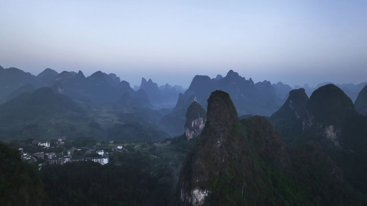 春天的早晨桂林漓江峡谷中的云雾缭绕视频素材