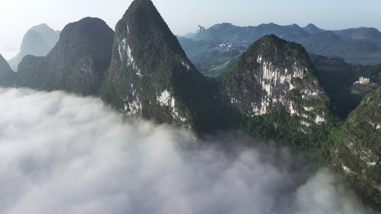 春天的早晨桂林漓江峡谷中的云雾缭绕视频素材