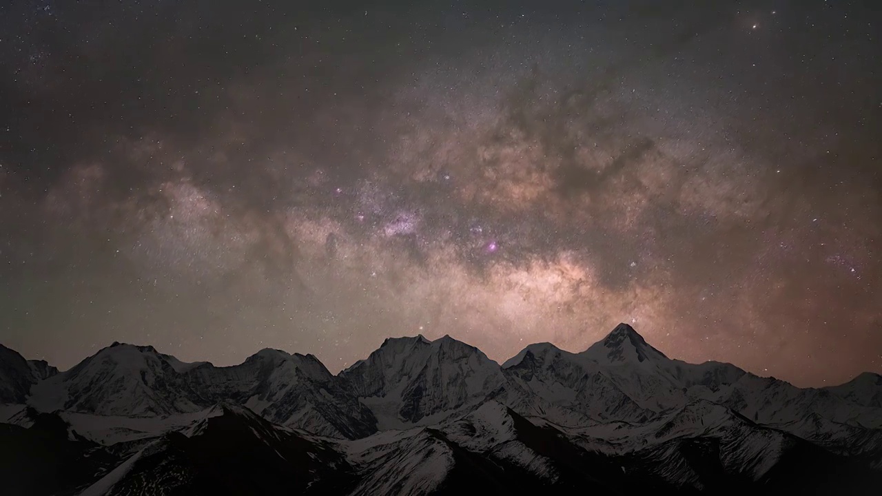 中国四川甘孜州贡嘎雪山夜晚星空银河风光延时摄影视频下载