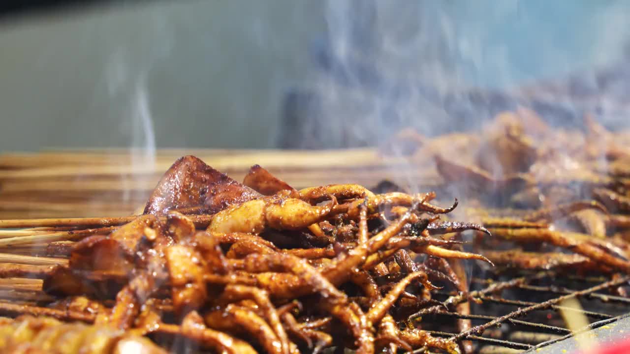 城市街头美食小吃海鲜烧烤鱿鱼视频素材