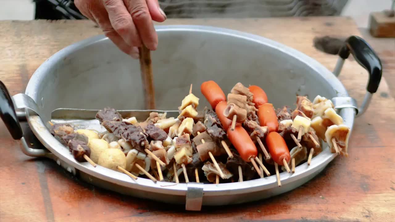 广府传统民间老式怀旧街头食品牛杂牛丸鱼蛋串串卤水牛杂牛肺牛脆骨卤味飘香街边小吃商贩熟食摊档岭南美食视频素材