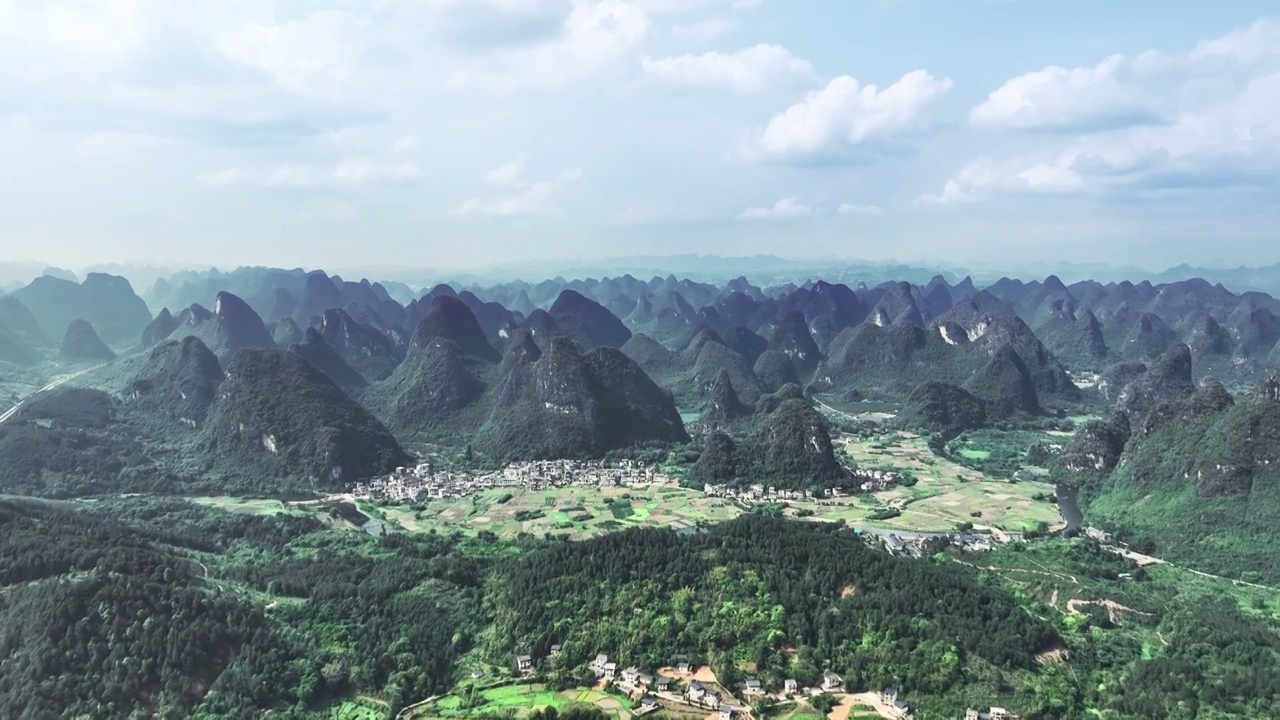 春天蓝天白云阳光下阳朔喀斯特地貌山谷中遇龙河两岸的田园风光视频素材