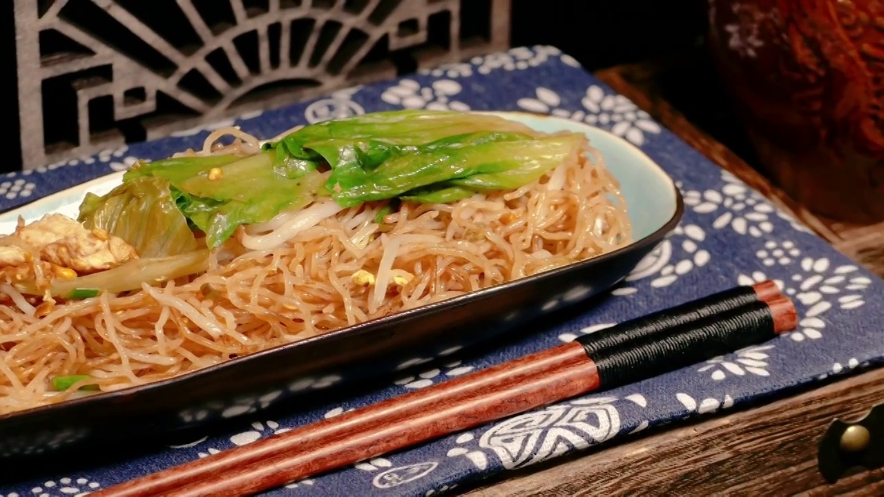 酱油鸡蛋炒米粉粤式传统美食精致私房菜谱家常菜生抽蒜蓉爆炒东莞米粉喷香早点宵夜街头餐馆小吃摊风味美食视频素材