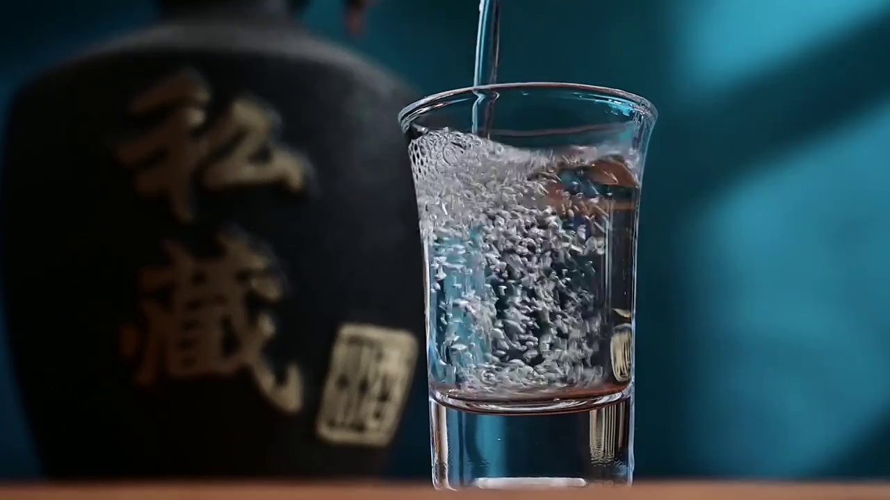 中式传统饮品白酒玻璃酒杯倒酒视频素材