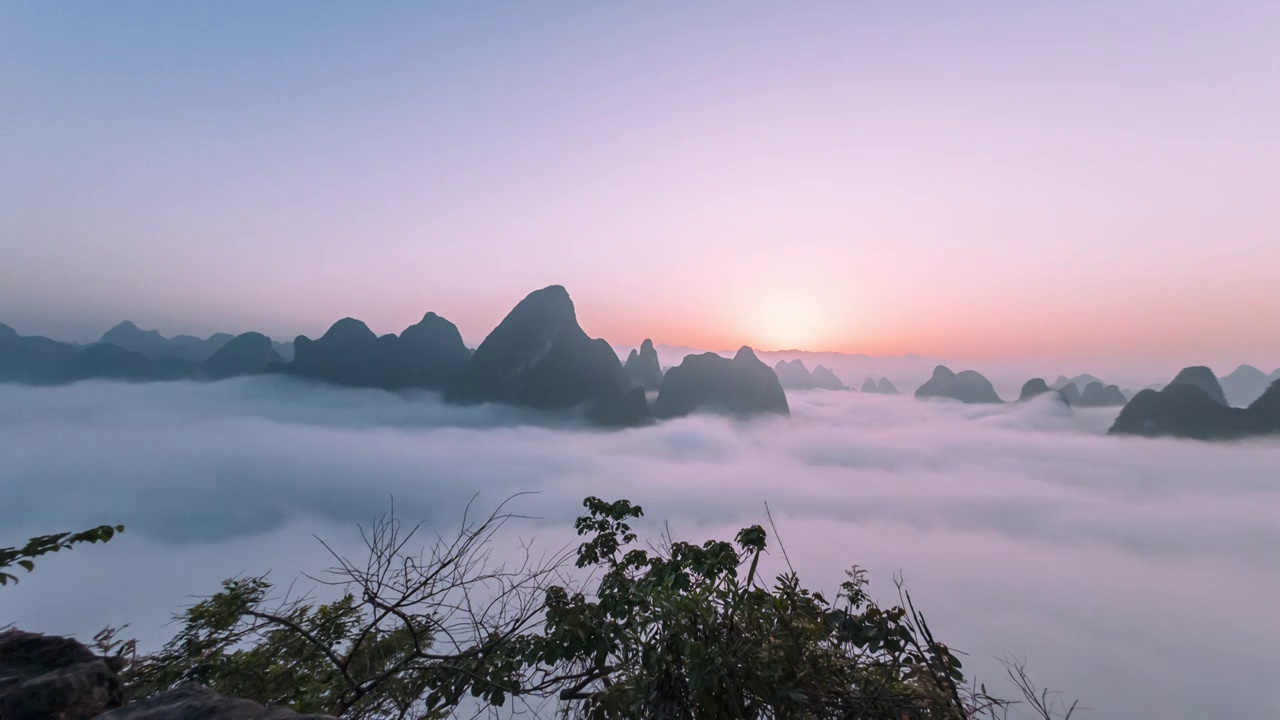 日出时分桂林漓江阳朔段峡谷中的云海视频素材