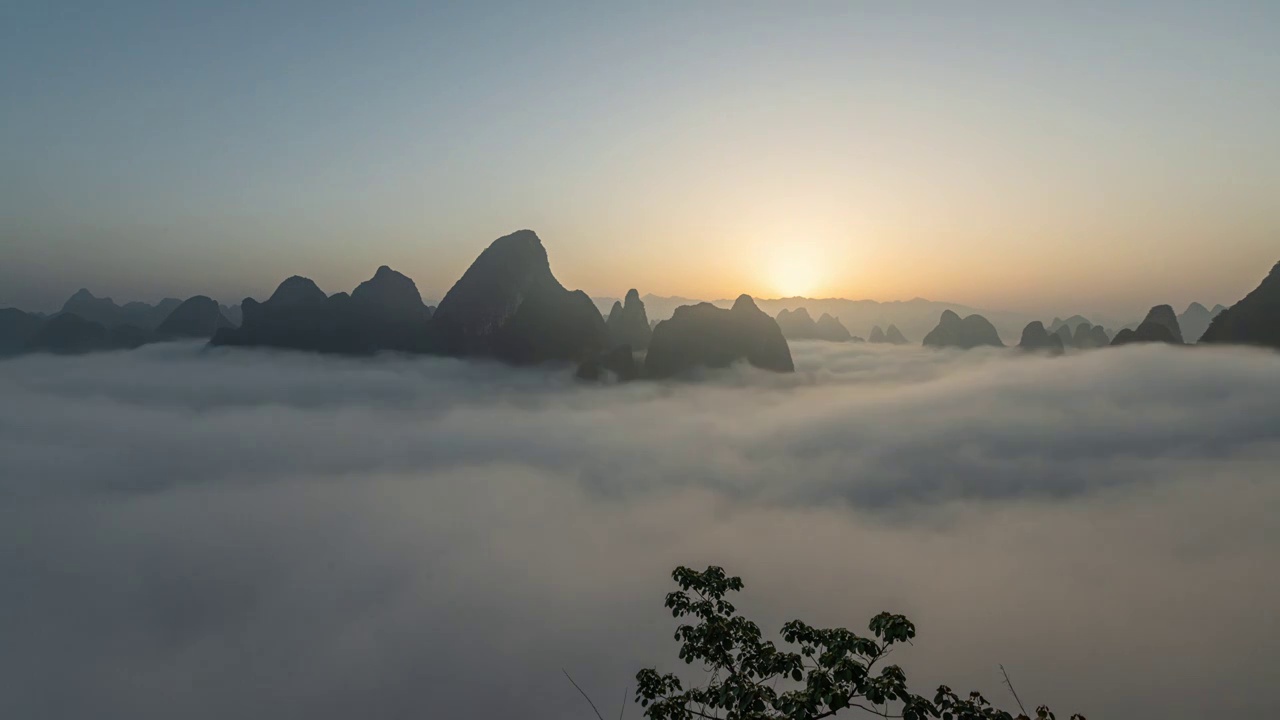 桂林漓江阳朔段峡谷中的日出云海视频素材