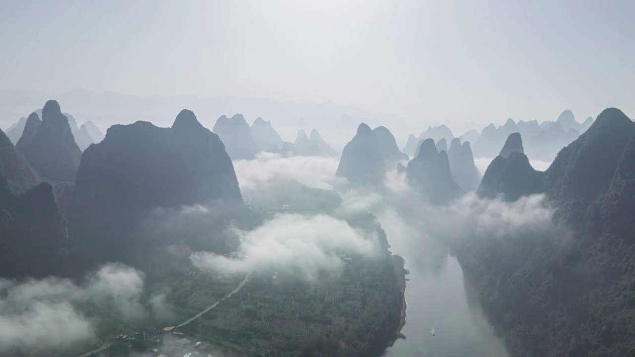 早晨阳光下桂林漓江峡谷中的云雾和水面上的竹筏视频素材