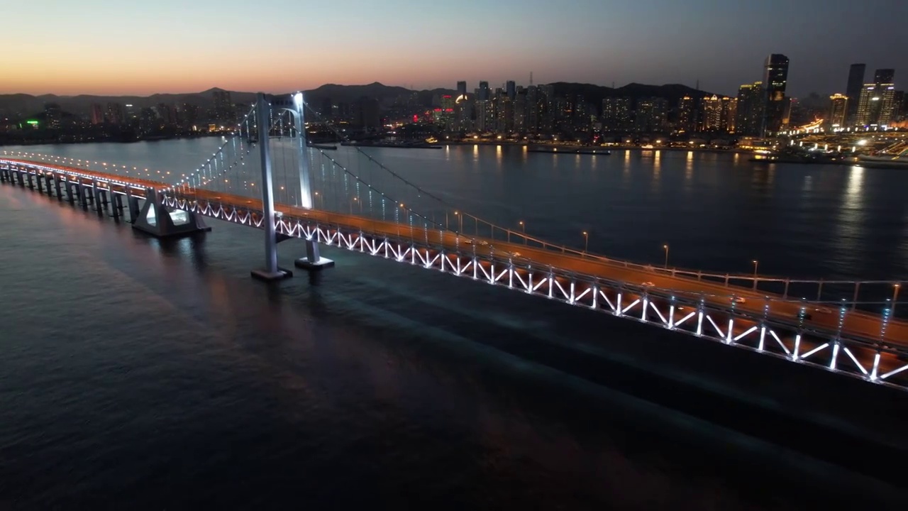 大连星海湾跨海大桥海滨夜景风光航拍视频素材