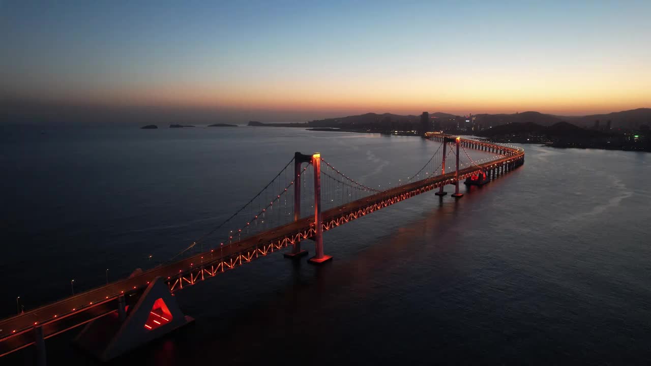 大连星海湾跨海大桥海滨夜景风光航拍视频素材