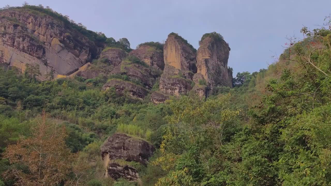 武夷山风光大王峰、玉女峰、九曲溪、丹霞地貌、晒布岩、竹筏漂流视频素材